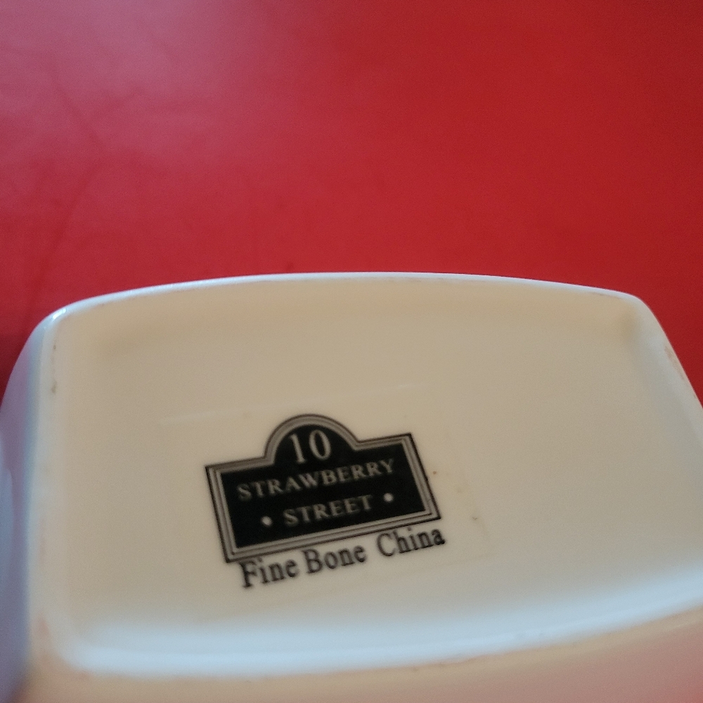 Elegant White Gravy Boat - Picture 6 of 6